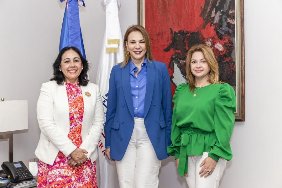 Ministra de Cultura recibe visita de embajadora de Perú