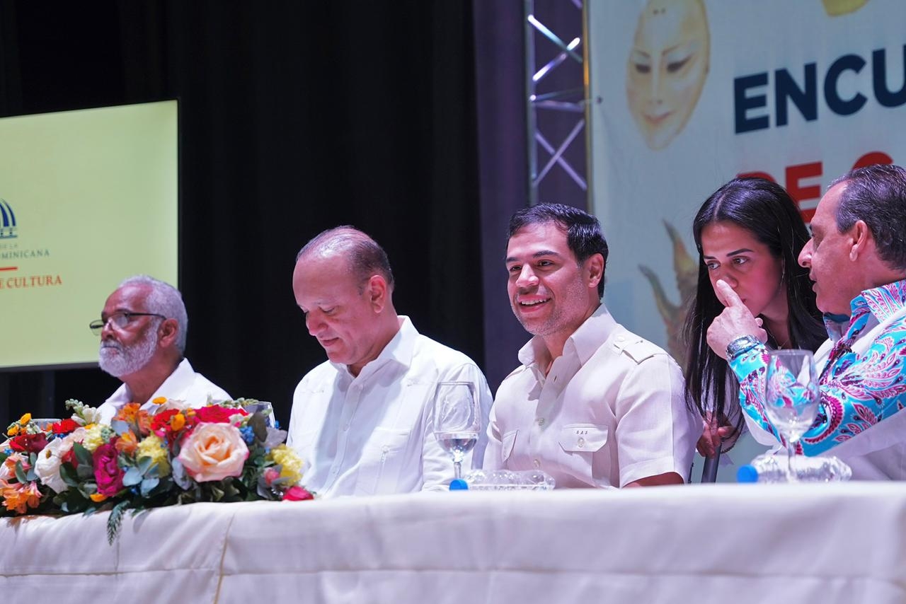 Roberto Ángel Salcedo encabeza la primera reunión preparatoria para los carnavales 2026