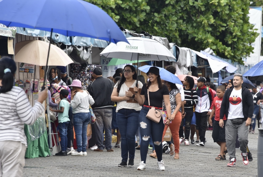 Visitantes desafían las lluvias de este domingo y asisten masivamente a la Feria del Libro