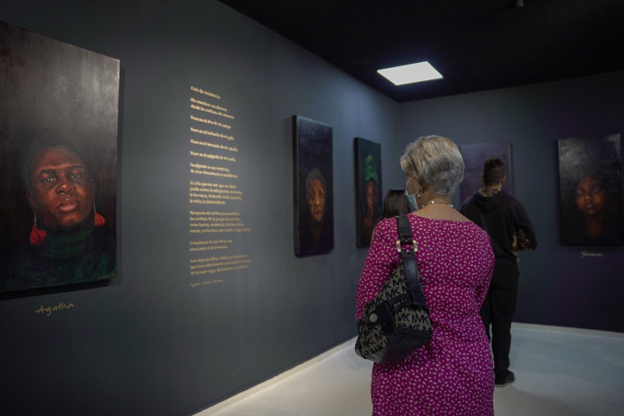 Cultura inaugura exposición ‘De la tierra’, de la artista Adela Dore