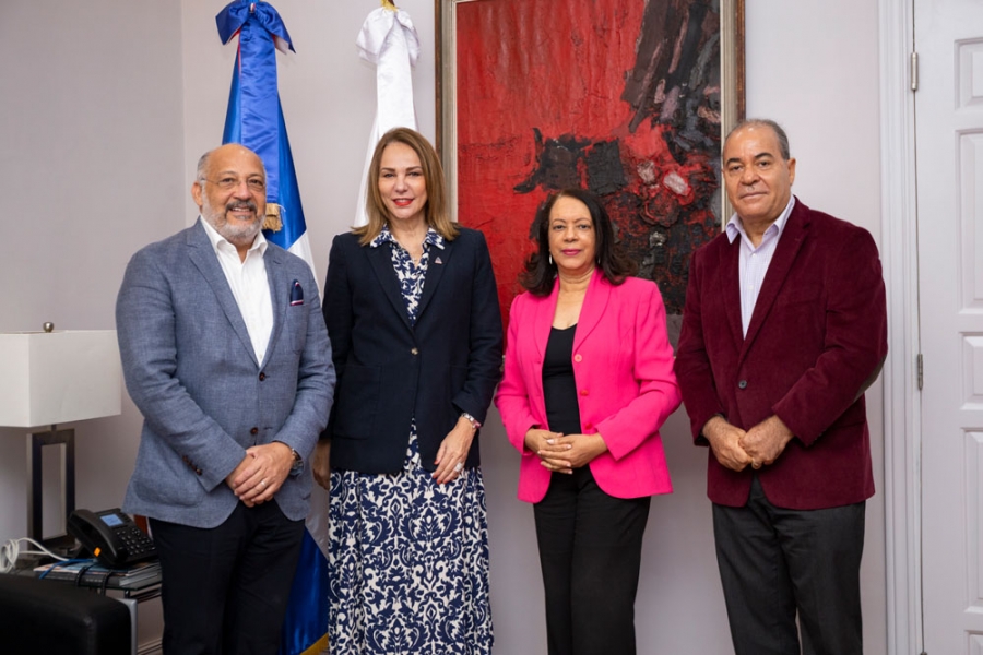 Ministra de Cultura se reúne con directivos de la Unión de Escritores Dominicanos