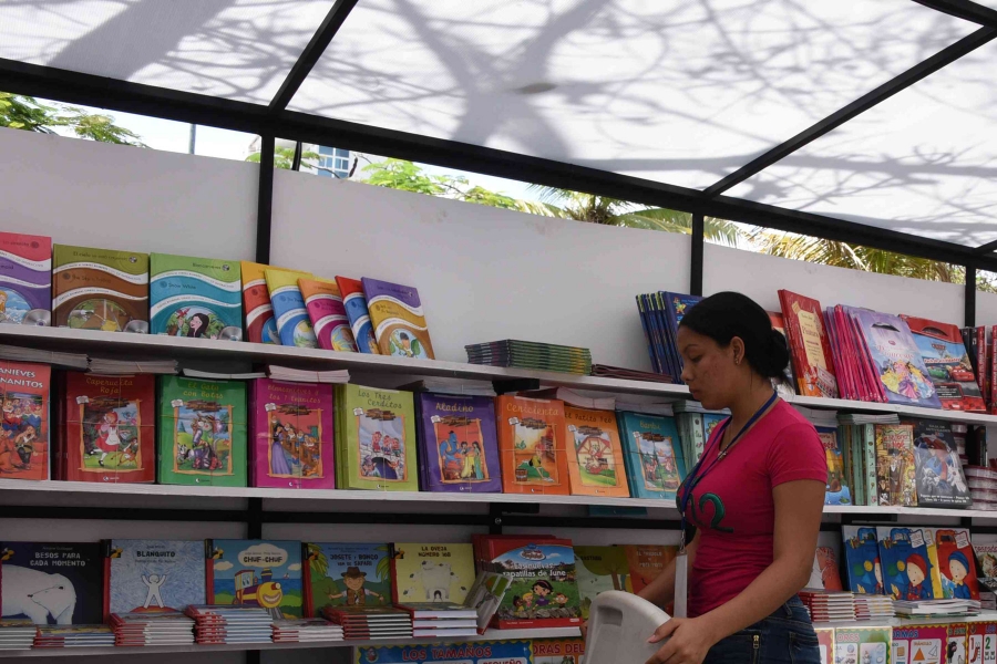 La Plaza de la Cultura comienza a lucir sus galas para celebrar desde hoy la Feria del Libro 2018