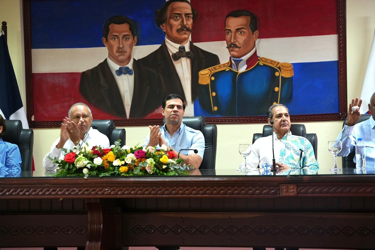 Roberto Ángel Salcedo se reúne con carnavaleros del sur en Baní