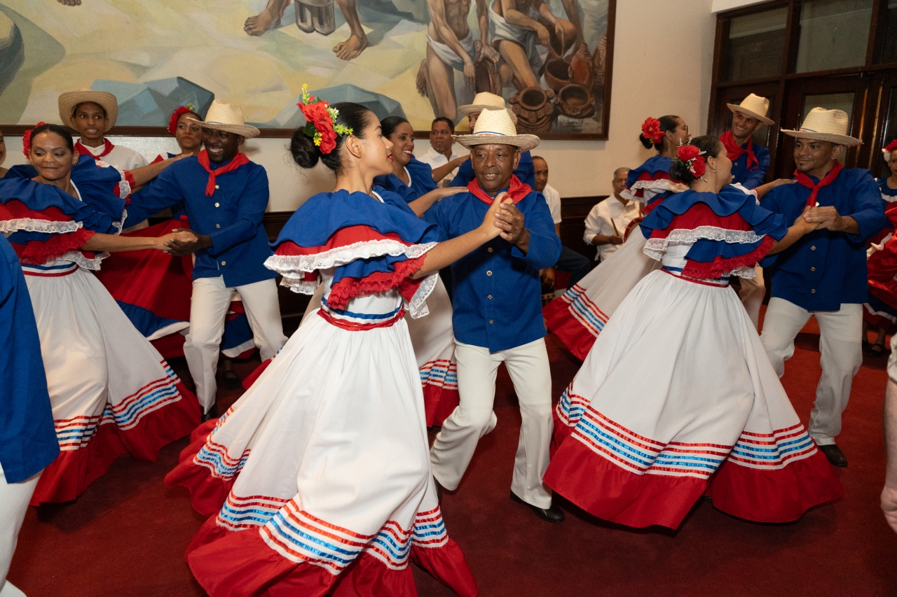 Ministerio de Cultura - Aprende a bailar merengue, bachata y salsa  totalmente gratis en la Plaza de la Cultura