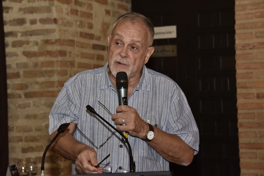 Escritor argentino Mempo Giardinelli dicta conferencia en la Feria del Libro