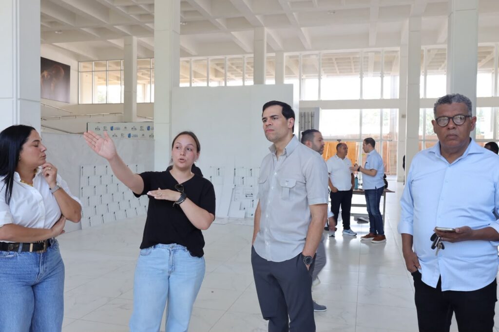 Roberto Ángel Salcedo supervisa trabajos del montaje de la Feria Internacional del Libro Santo Domingo 2026