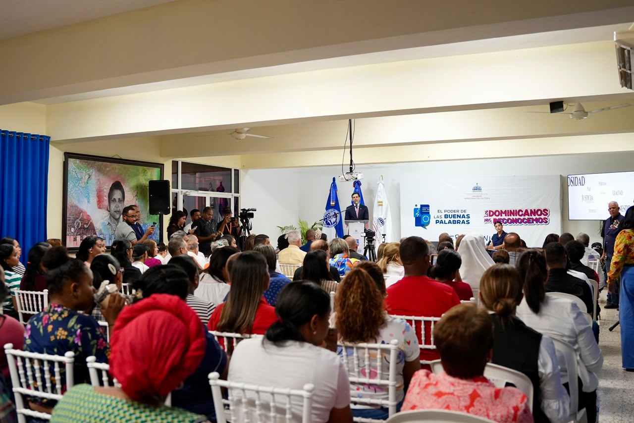 Ministro Salcedo lleva ‘El poder de las buenas palabras’ a San Francisco de Macorís