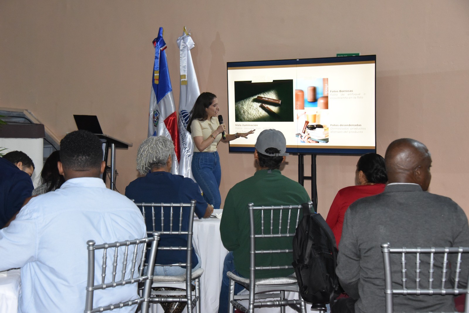 Ministerio de Cultura imparte taller sobre fotografía para redes sociales