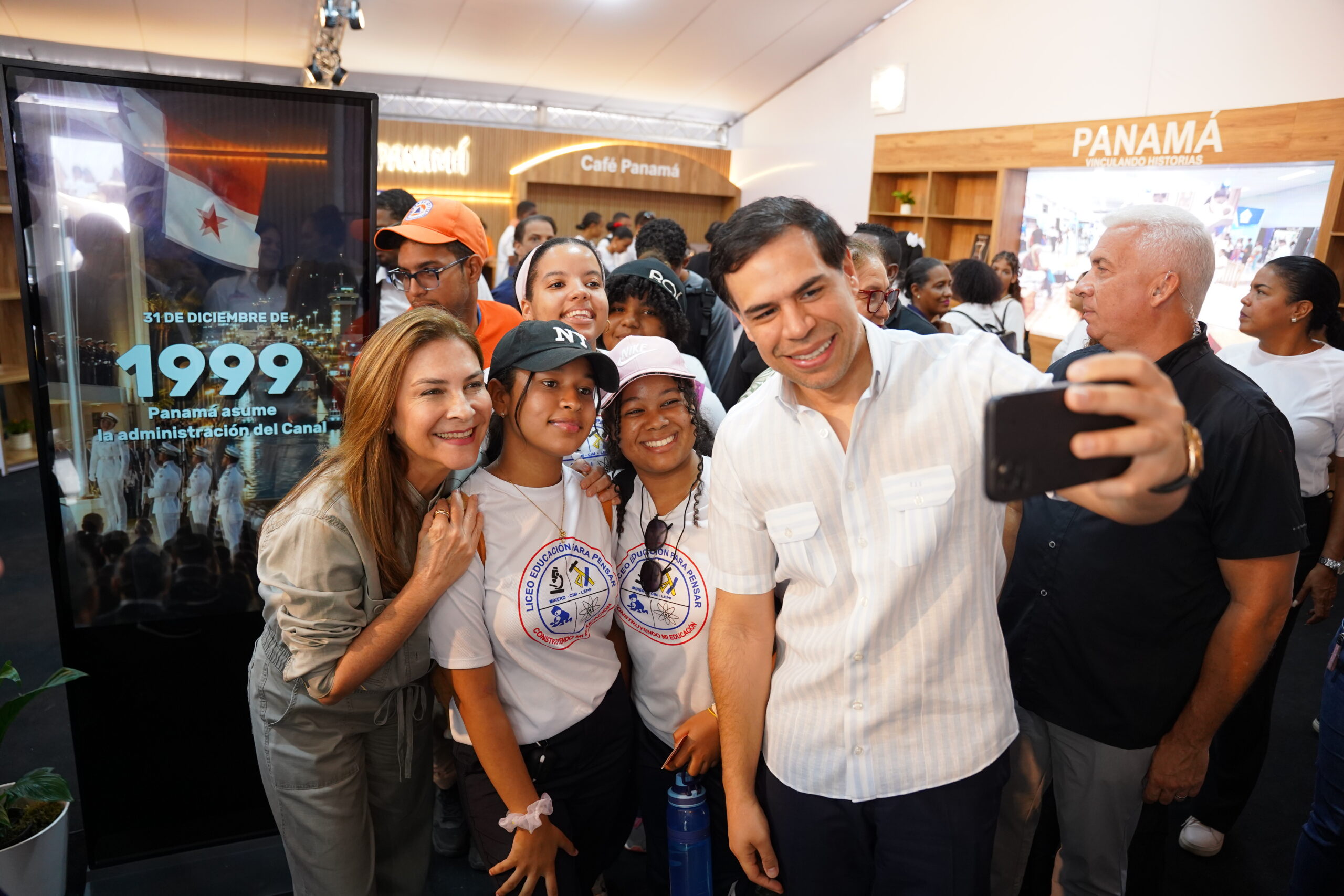 Roberto Ángel Salcedo y Carolina Mejía recorren la Feria del Libro y destacan participación de niños y jóvenes