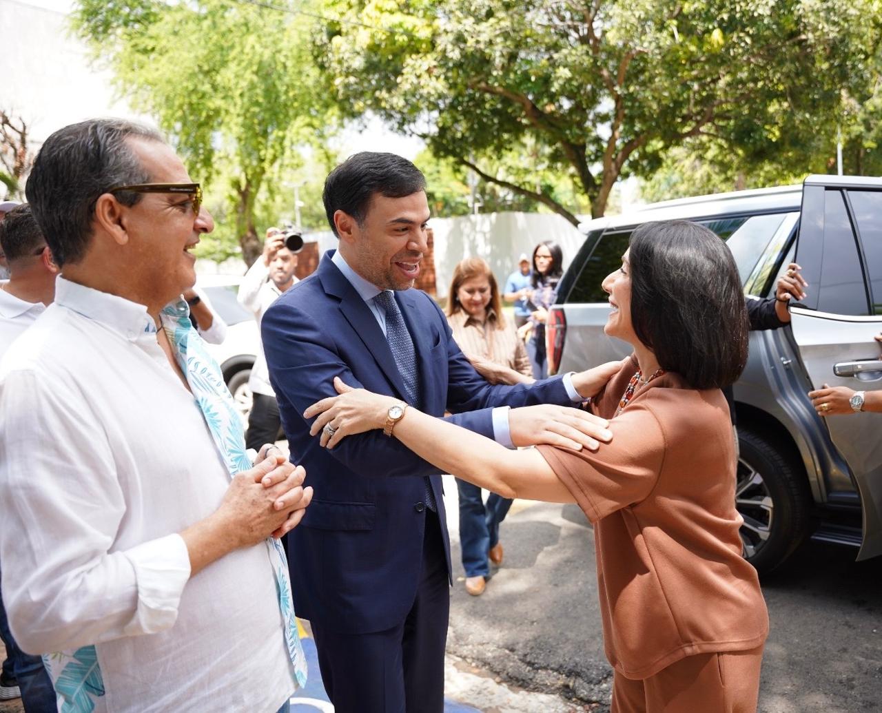 Raquel Arbaje recorre junto a Roberto Ángel Salcedo la FILSD 2026 y comparte con niños en el Pabellón Infantil
