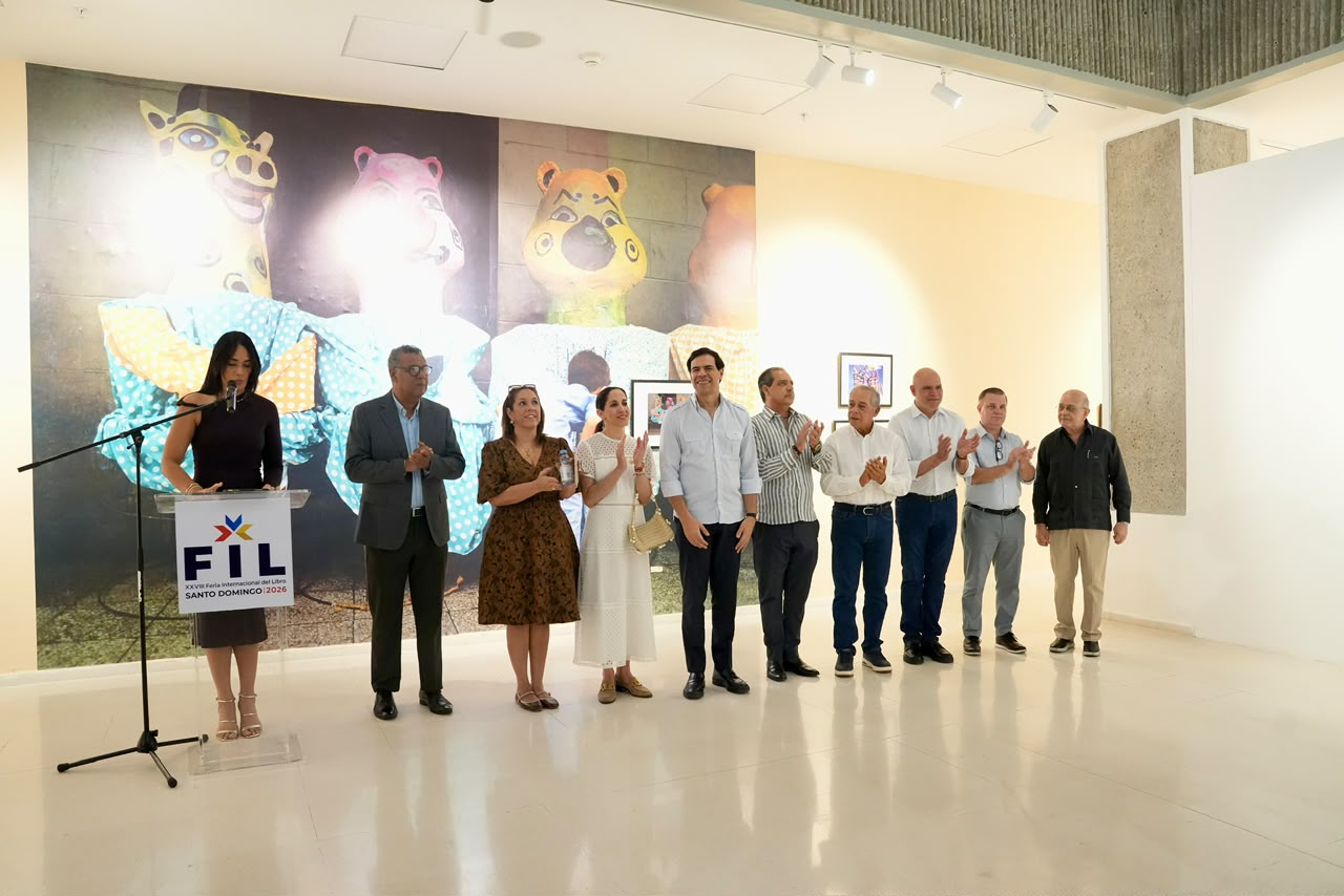 Roberto Ángel Salcedo ofrece cóctel a delegación panameña en la FILSD 2026