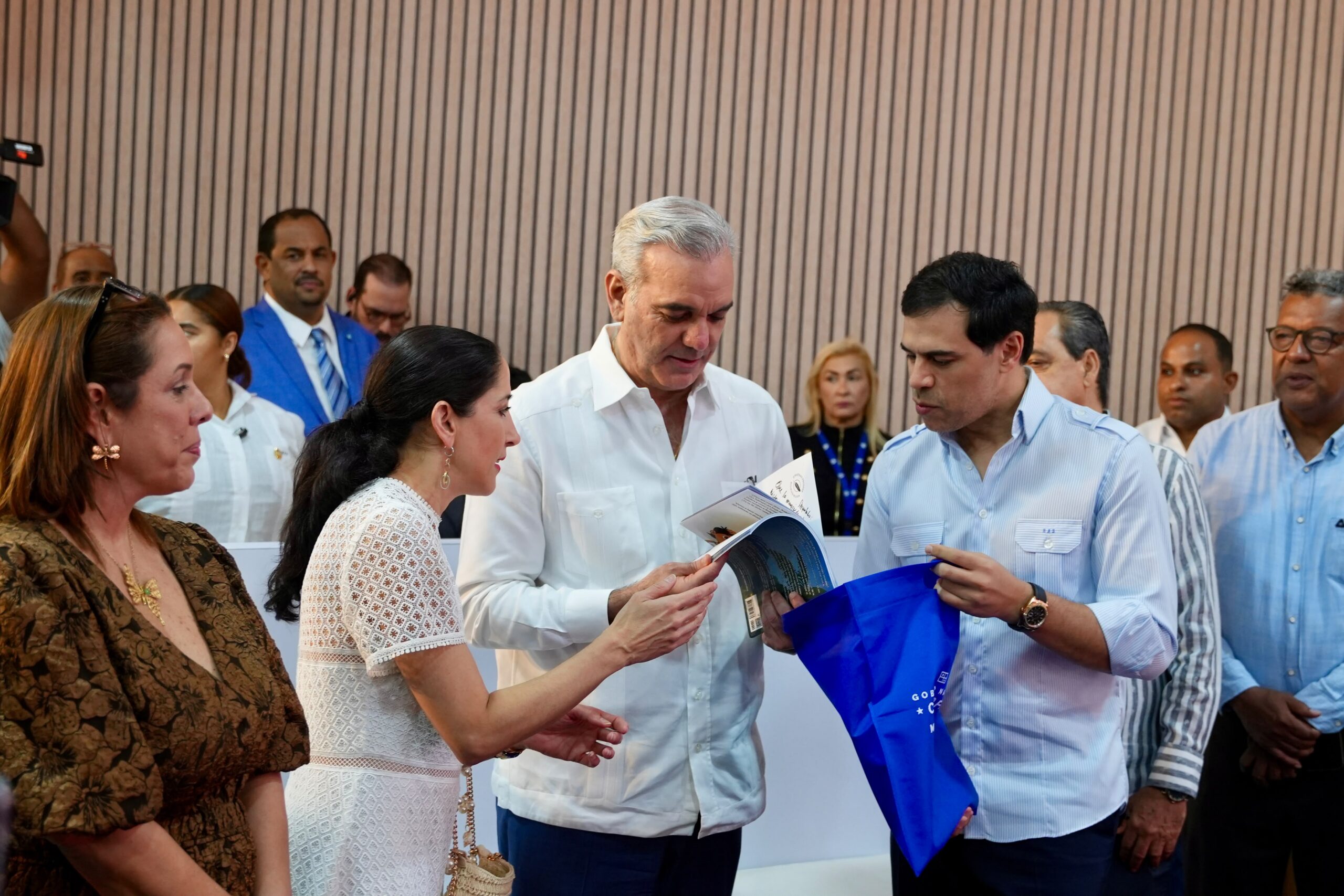 Presidente Abinader recorre junto al ministro Roberto Ángel Salcedo la FILSD 2026